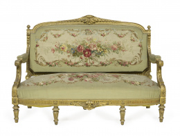 432.  Sofá de estilo Luis XVI de madera tallada y dorada con tapicería Aubusson.Trabajo francés, S. XIX..