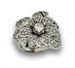 74.  Sortija con flor sobre nido de hojas de platino y brillantes años 50 en montura de platino.