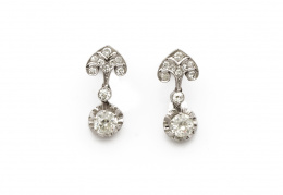 176.  Elegantes pendientes Belle Epoque de brillantes de talla antigua en platino.
