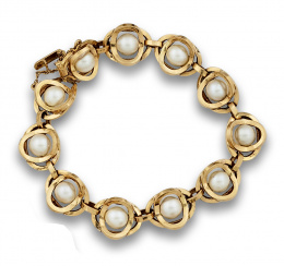 88.  Pulsera de perlas cultivadas de 10 mm y ochos de oro de 18K.