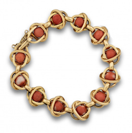 89.  Pulsera de cuentas de coral de 10 mm entre nudos de oro de 18K.