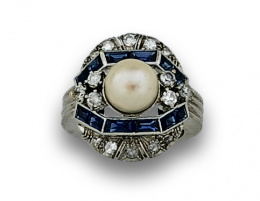 54.  Sortija Art-Decó con perla ,zafiros calibrados y brillantes en montura de platino.
