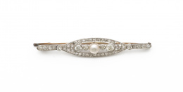 189.  Broche barra Belle Epoque de brillantes de talla antigua con perla central, probablemente natural.