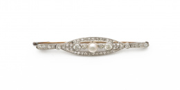 189.  Broche barra Belle Epoque de brillantes de talla antigua con perla central, probablemente natural.
