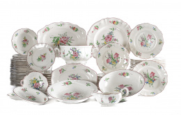 400.  Vajilla en loza esmaltada con motivo “old Strasbourg” con diferentes flores pintadas como rosas o tulipanes.Luneville, Francia. Marcas de fábrica Keller & Guerin LUNEVILLE (1880 - 1922).