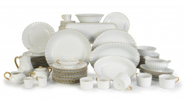 538.  Vajilla de porcelana esmaltada con filo dorado. Con marcas en verde.Haviland, Limoges, Francia 1962.