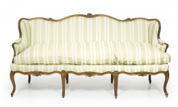 546.  Canapé Luis XV en madera de nogal tallado.Trabajo francés, tercer cuarto del S. XVIII.