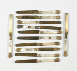 1246.  Una docena de cuchillos en plata y nácar. París, 1830.Platero Edmon Jamet. .