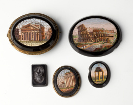 1165.  Cuatro micromoisacos y un camafeo de vistas arqueológicas romanas.Mediados del S.XIX .