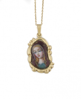 116.  Colgante con esmalte de Virgen en marco de oro de 18K con cadena.