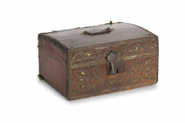 1475.  Busto clásico en medio bulto, tallado en pasta,.Marco de bronce dorado, estilo Luis XVI.Trabajo francés, segunda mitad del S. XIX.