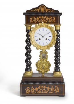 1154.  Reloj de pórtico Louis Philippe en madera con decoración vegetal de marquetería y aplicaciones de bronce.Francia, segunda mitad del S. XIX.