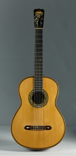 951.  José Ramírez de Galarreta y Planell, “José Ramírez I” (1858-1923)*GuitarraMadera, marquetería y nácar.Etiqueta interior “José Ramírez, 1902”.
