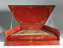 949.  Cítara con caja lacada de rojo y verde y dorada, con sistema musical anglosajón y clave en Do.Trabajo inglés, S. XVIII..