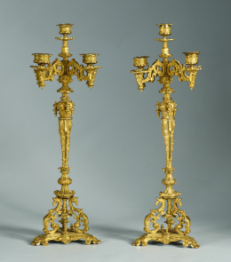 456.  Pareja de candelabros de bronce dorado de cinco brazos de luz, de estilo Luis XIV.Francia, ff. del S. XIX.