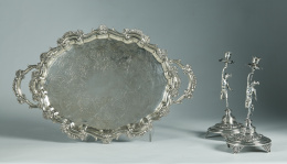 970.  Pareja de candeleros de plata cincelada, con la figura de Mercurio, con decoración de palmetas en la base, S. XIX.