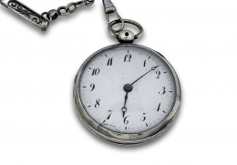 205.  Reloj catalina ffs s XVIII en plata. Con leontina de plata en filigrana y llave. 