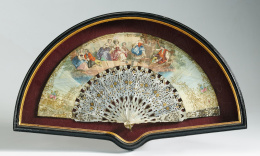 488.  Abaniquera con abanico con escena costumbrista y varillaje de nácar. Trabajo español, S. XIX..