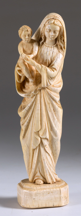 1364.  “Virgen con Niño” Escultura marfil talladoS. XX.