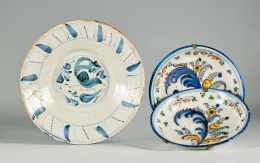 553.  Plato de cerámica esmaltada en azul cobalto, con un pajarito en el asiento.Teruel S. XVIII.