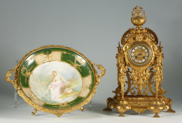 484.  Centro de porcelana esmaltada y dorada a la manera de Sévres, con marcas en la base, firmado A. Collot.Francia, ffs. del S. XIX.