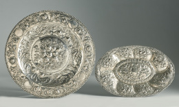 521.  Bandeja decorativa de plata en su color con decoración repujada de flores y frutos.Madrid, B. López, pp. del S. XX.