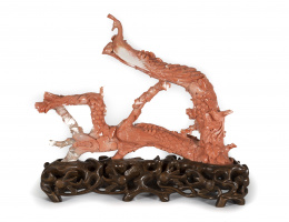 941.   Escultura en coral tallado  representando a aves Fenix y pájaros en ramas, todo ello sobre base de madera tallada y calada.China primer tercio S. XX.