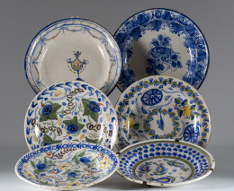 1359.  Dos platos de cerámica esmaltada con decoración de flores y elementos geométricos.Manises, S. XIX.