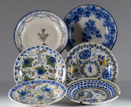 1359.  Dos platos de cerámica esmaltada con decoración de flores y elementos geométricos.Manises, S. XIX.