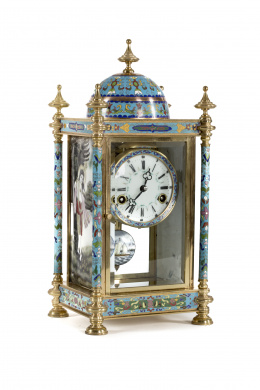 635.  Reloj de sobremesa en bronce y esmalte cloisonné decorado con motivos orientalesS. XIX