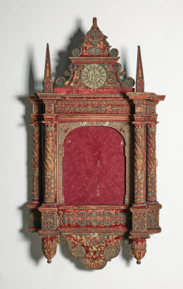 369.  Importante tabernáculo arquitectónico en terciopelo rojo, hilos de plata y aplicaciones en plata.Trabajo toledano, S. XVII..