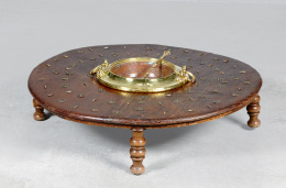 1153.  Brasero de madera de nogal con aplicaciones metálicas.Trabajo español, S. XVIII - XIX..