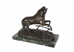 1047.  “Caballo con perro”Grupo escultórico en bronce firmado MOIGNIEZ. Sobre base de mármol verde veteado..