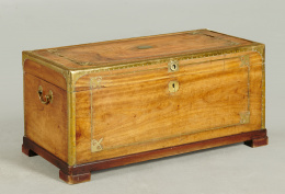 401.  Baúl de madera de alcanfor e incrustaciones de latón.Trabajo chino para la exportación, S. XIX..
