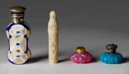 977.  Perfumero en cerámica esmaltada en color blanco y azul.con motivos de aves.Francia  pp S.XX.