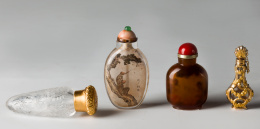 986.  Bote de perfume en vidrio tallado con una montura de oro amarillo,  troquelada y esmaltada, con motivos de rocalla. Francia, s.XVIII.