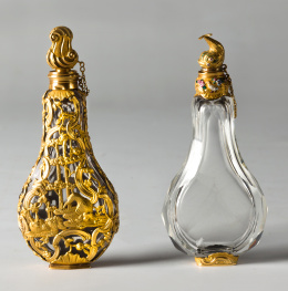 982.  Bote de perfume en vidrio tallado con una montura de oro amarillo,  troquelada y esmaltado. Decorado de rocallas y un delfín de tapón. Francia mediados s.XIX..