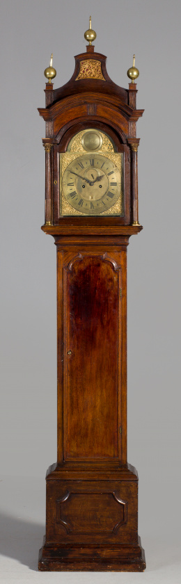 1027.  “Thomas Bennett - London*”Reloj de caja alta Jorge II en nogal y roble y montado en bronce dorado.Trabajo inglés, segundo cuarto del S. XVIII.
