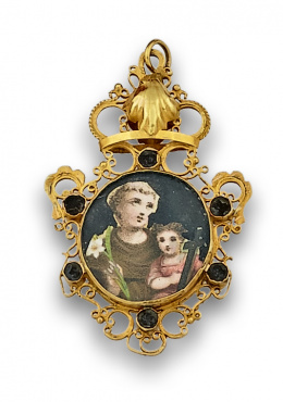 19.  Colgante devocional s.XVII con miniaturas de San Antonio y Santa en marco con volutas de oro de 18 K.