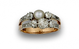 73.  Sortija de pps s XX con brillante y perla fina en doble aro con diamantes.