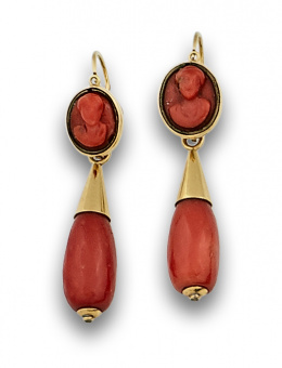 26.  Pendientes largos s.XIX con camafeos y perilla de coral mediterráneo en oro de 18K