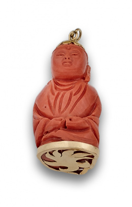 113.  Colgante de coral tallado en forma de Buda.