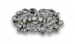 728.  Broche doble clip años 30 de brillantes y platino,con diseño de flores entre cintas onduladas.