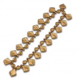 720.  Collar años 40 de oro rosa de 18K ;con piezas de abanicos gallonados ,articuladas con piezas más pequeñas.