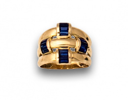 97.  Sortija ancha con tres gallones y bandas de zafiros baguette.