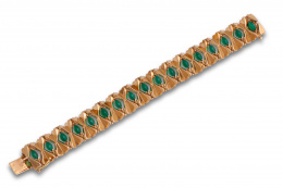 650.  Brazalete años 40 con crisoprasas entre piezas geométricas articuladas de oro rosa de 18K.