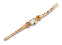 651.  Reloj de señora años 40 DUWARD con brazalete en tubo de gas de oro rosa de 18k adornado en unión a la caja con  rubíes sintéticos y diamantes