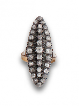 622.  Sortija lanzadera de brillantes de talla antigua, ffs s. XIX en oro de 18K con frente de plata.