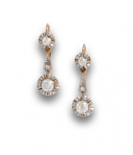 623.  Pendientes largos con brillante de talla antigua del que pende diamante talla cojín.