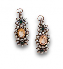 618.  Arracadas s.XIX con topacios y perlas finas en montura de oro de 9 K.